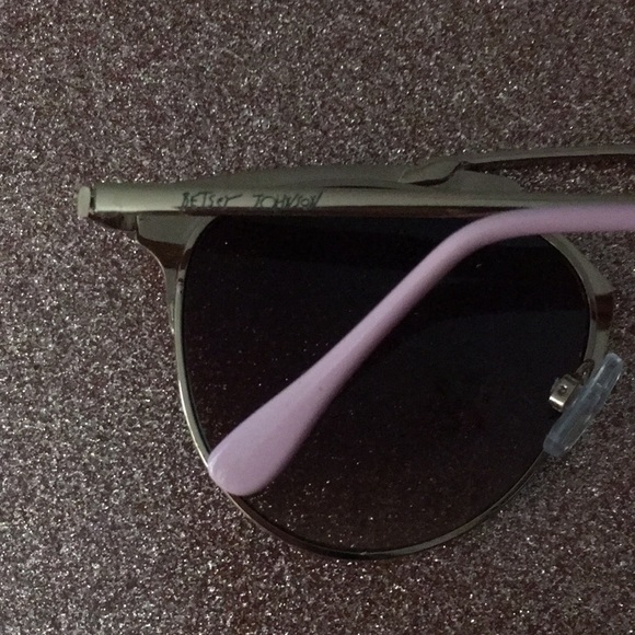Betsey Johnson Sunglasses - Picture 5 of 7